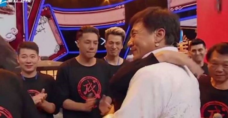 Jackie Chan suelta unas lágrimas al ver a sus primeros dobles, cuando aun no era famoso