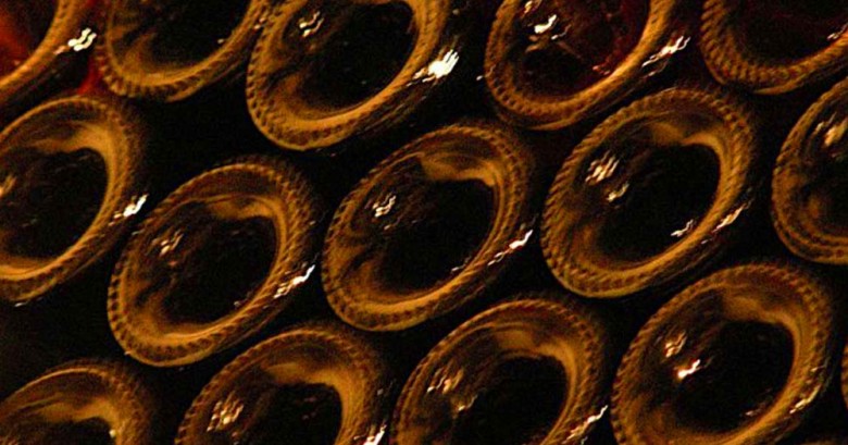 Conoces la curiosa razón sobre por qué las botellas de vino tienen el fondo hundido