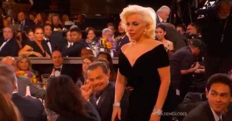 La cara de DiCaprio cuando Lady Gaga lo empuja para recibir su Globo de Oro es imperdible