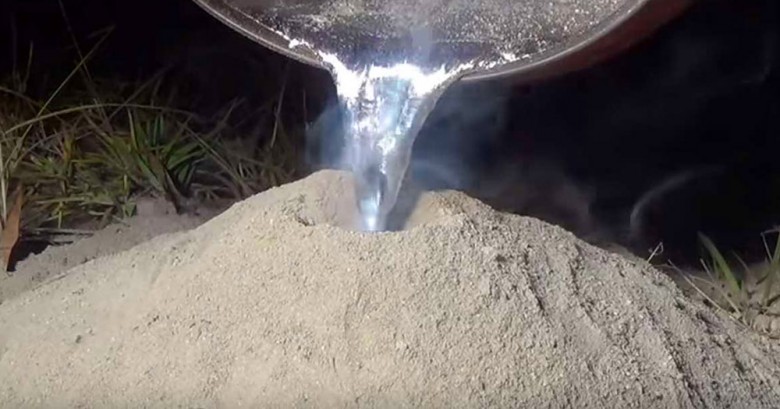 Un tipo derramó aluminio líquido dentro de un hormiguero. Lo que ocurre después es alucinante