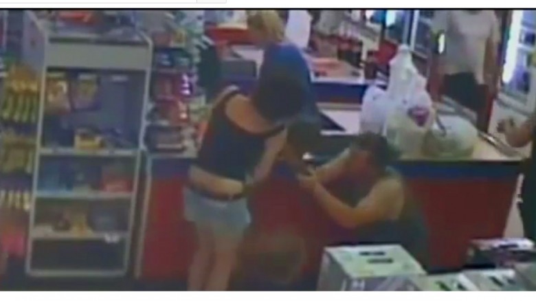 Esta mujer entra desesperada al supermercado con su hija que no respiraba, mira lo que ocurrió después