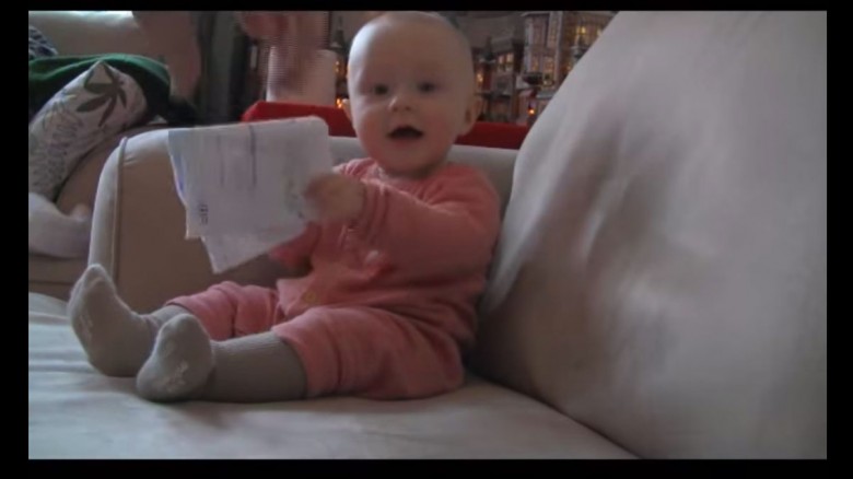 Mira lo que sucede cuando acerca una hoja de papel a su bebé