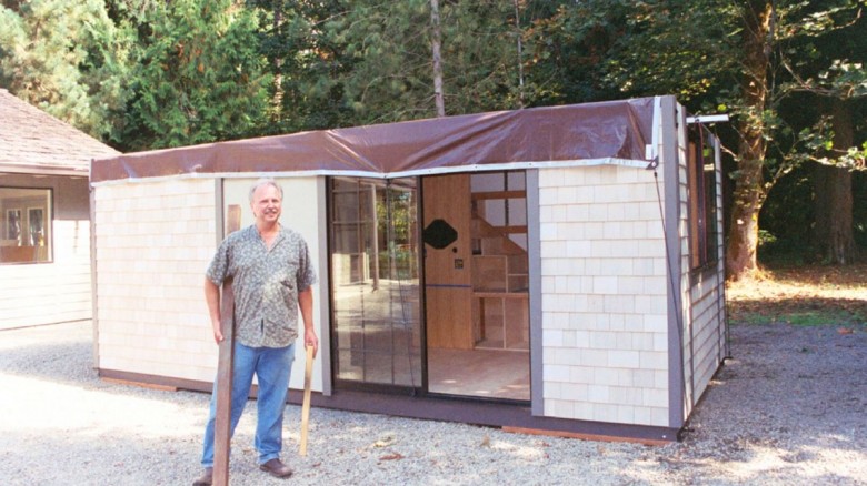 Este arquitecto diseño esta pequeña cabaña con todo lo necesario para estar super comodo