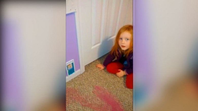 Esta pequeña niña descubre una pequeña puerta de hadas en su cuarto