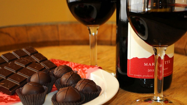 Estudios científicos afirman que el chocolate y el vino tinto deben estar presentes en la dieta