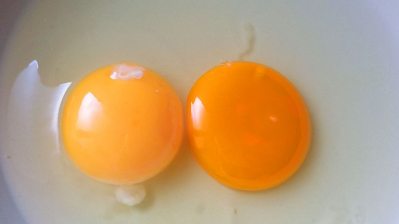 ¿Conoces las diferencias detrás del color de la yema del huevo?
